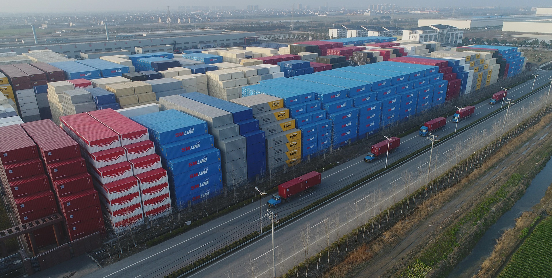 Cour de stockage de conteneurs maritimes neufs chez notre fournisseur T1 en Chine